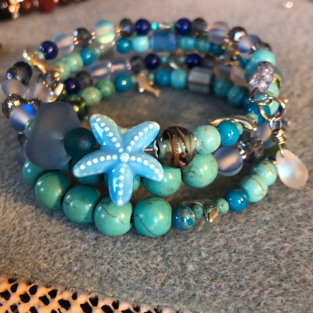 Handcrafted Dolphin gemstone bracelet - Picture 5 of 7